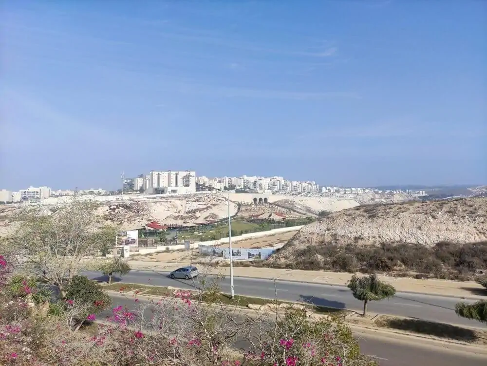 Vue de Ramot HaYeshana sur le Parc Ramot, Pisgat Ramot en construction (2020) de Be'er-Sheva, Israël