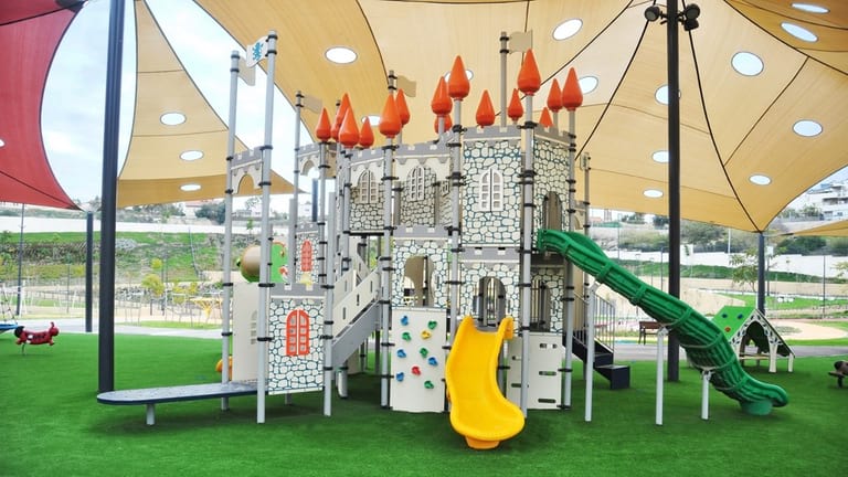 Grand de jeux pour enfants (Parc Mishakim) à Ramot Bet (HeRehes) de Be'er-Sheva, Israël