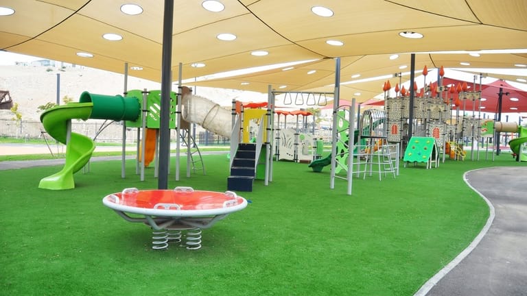 Grand de jeux pour enfants (Parc Mishakim) à Ramot Bet (HeRehes) de Be'er-Sheva, Israël