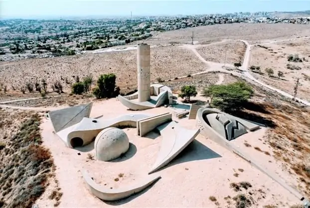 Photo aérienne du monument construit en 1968 pour commémorer les soldats de la Brigade du Negev et du Palmach tombés lors de la Guerre d'Indépendance d'Israël en 1948
